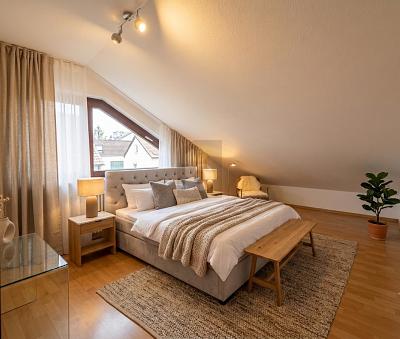LICHTDURCHFLUTETES WOHNEN MIT KAMIN - Dachgeschoßwohnung Böblingen Dagersheim | Angebot:27288970