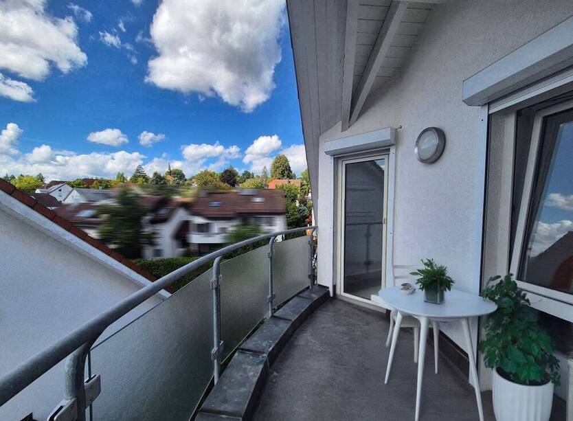 Wohnen mit Weitblick- exklusive Dachgeschoßwohnung in Stuttgart-Schönberg!