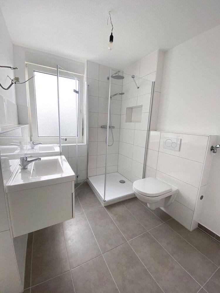 4-Zimmer-Wohnung, 83 m2, neu renoviert, inkl. Garage + Carport