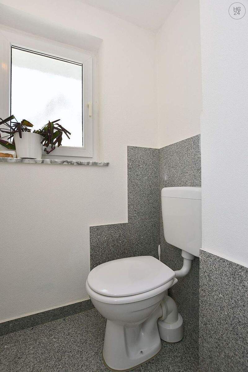 Voll möblierte Wohnung mit Stellplatz in Stuttgart Zuffenhausen nähe Porsche 2 zimmer