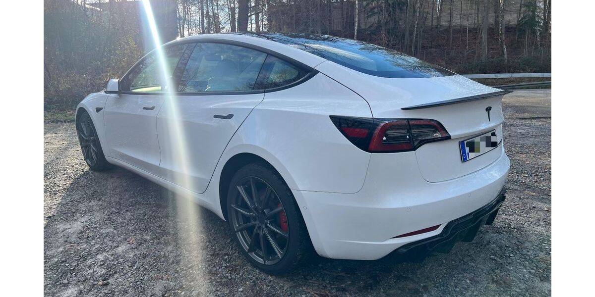 Tesla Model 3 122.000 km 26.499 € Böblingen 71032