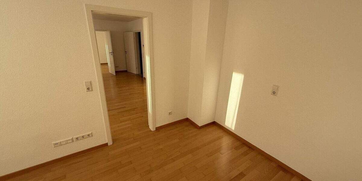 4,5-Zimmer-Wohnung Halbhöhenlage von Stuttgart, Renoviert, EBK, 2XBalkon, Stellplatz, u.m.v. 4 zimmer