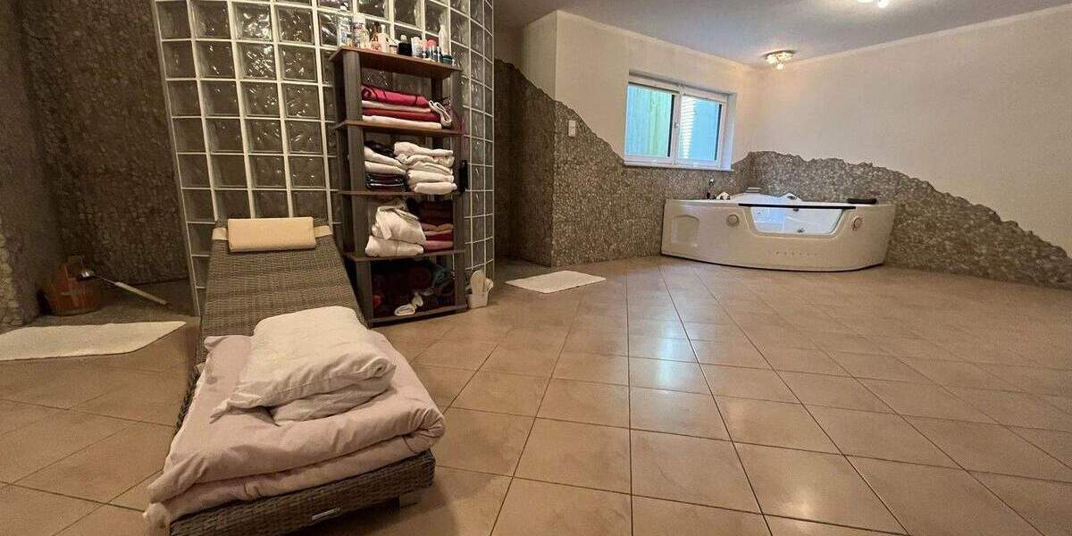 Freistehendes Einfamilienhaus mit Wellnessbereich, Einliegerwohnung und Doppelgarage in Kornwestheim 8 zimmer