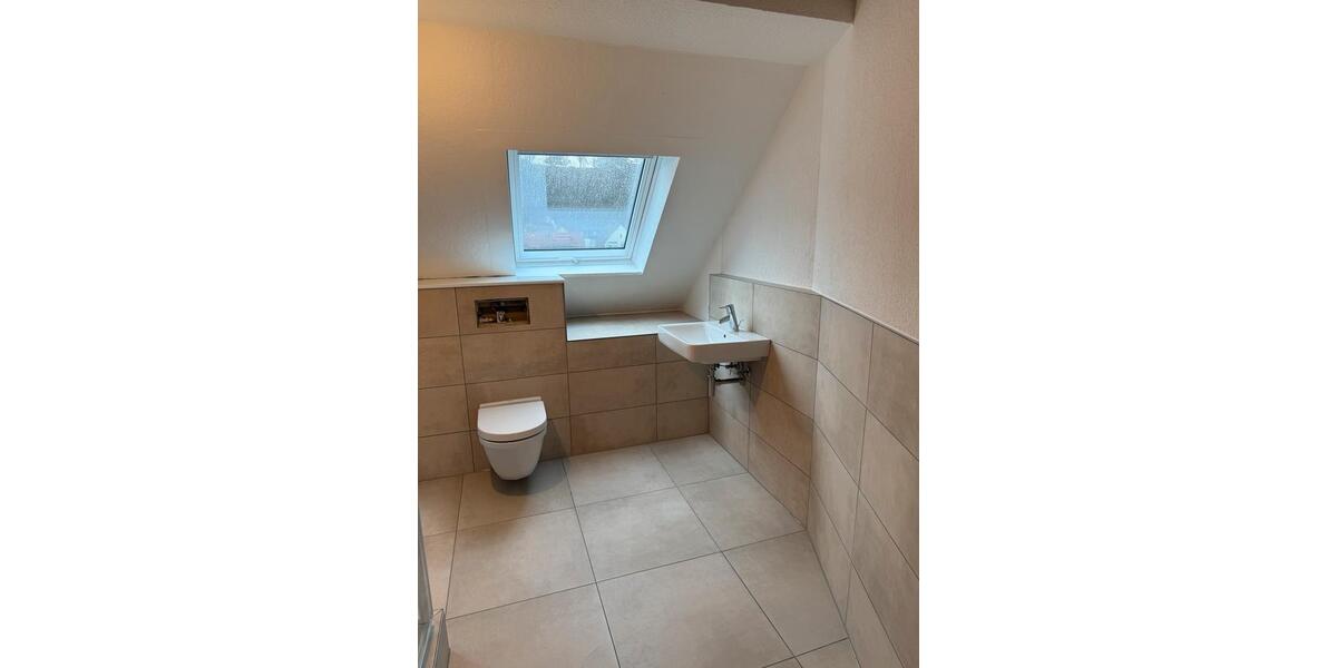 Dachgeschoßwohnung Stuttgart Luginsland - 2.5 Zimmer, 86 m&sup2;, 1.350&euro; | Angebot:24801989