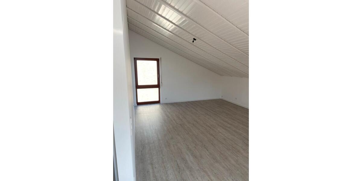 Dachgeschoßwohnung Ludwigsburg Hoheneck - 2.5 Zimmer, 74 m&sup2;, 1.390&euro; | Angebot:23753037