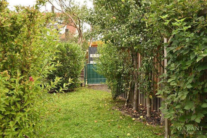 Moderne Doppelhaushälfte mit Garten in der Stadtmitte