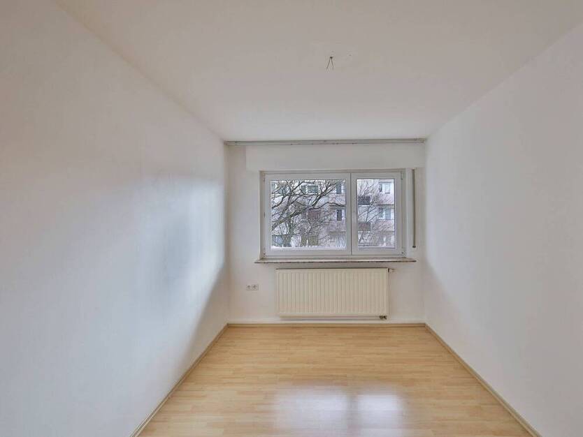 Gut geschnittene, helle 4-Zimmer-Wohnung mit großem Balkon