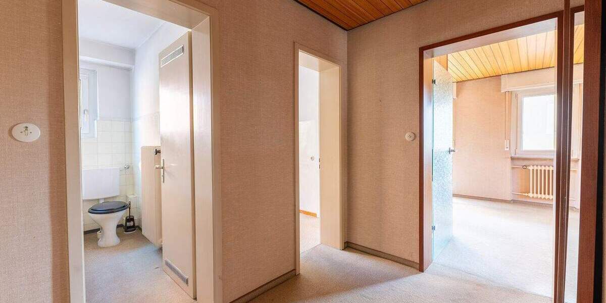 Freistehendes Ein-Zweifamilienhaus mit schönem Garten 8 zimmer