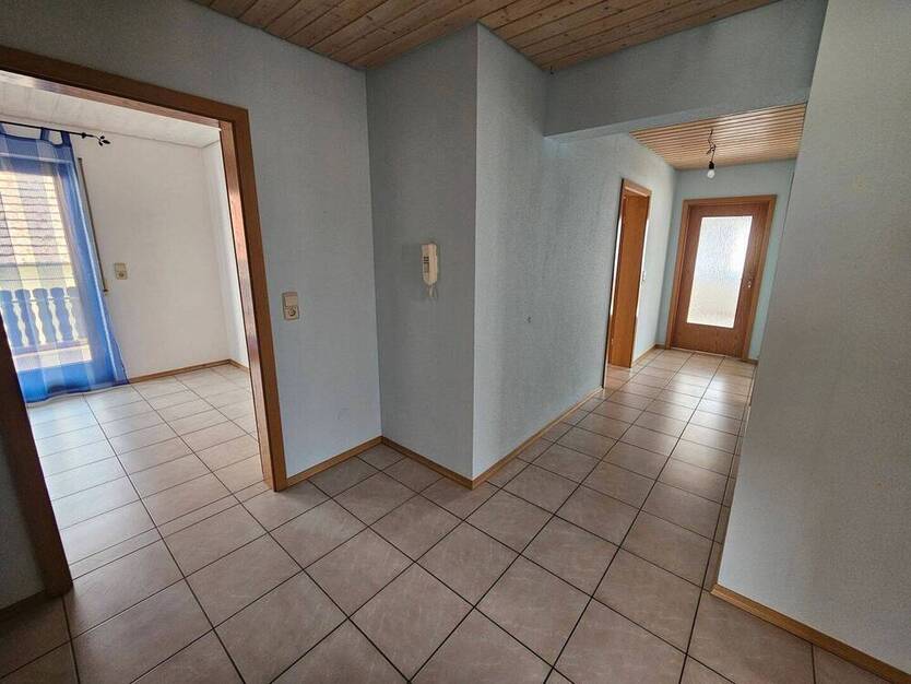 ++Haus mit 2 Wohnungen, Balkon, Küche und große Doppelgarage