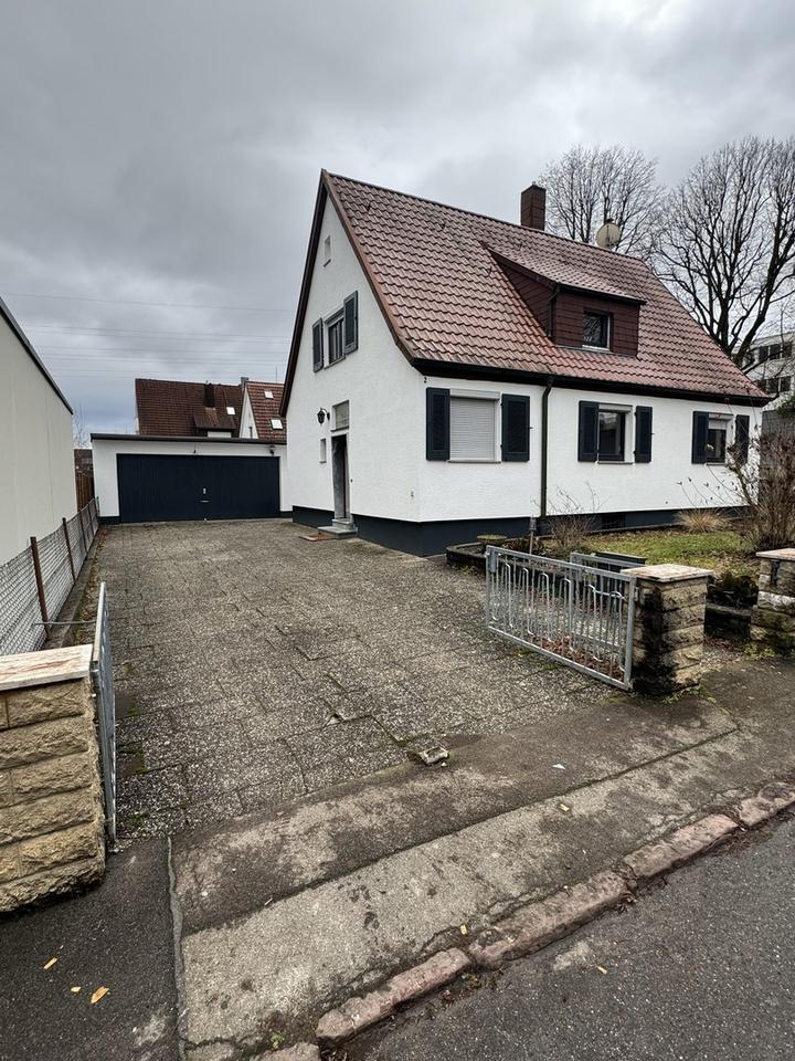 Einfamilienhaus mit Garten und Garage