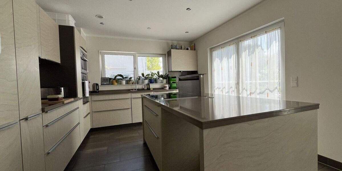 Freistehendes Einfamilienhaus mit Wellnessbereich, Einliegerwohnung und Doppelgarage in Kornwestheim 8 zimmer