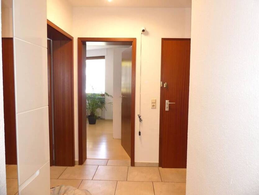 Schicke 3 Zimmer Wohnung mit einem sonnigen Balkon und PKW Stellplatz. Frei ab 01.11.2025