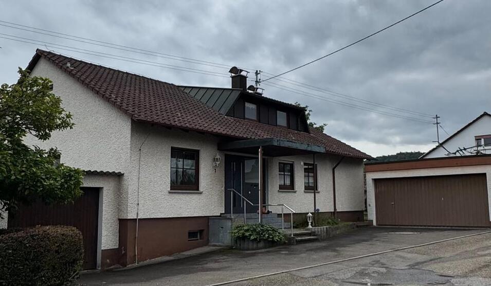 Freistehendes Zweifamilienhaus in Ortsrandlage in Allmersbach