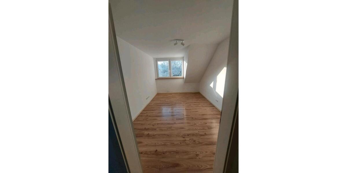 Dachgeschoßwohnung Ostfildern - 5 Zimmer, 130 m&sup2;, 1.650&euro; | Angebot:24605853