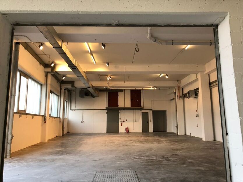 Verkehrsgünstige Gewerbehalle m. Sanitärräumen, eigenem Tor und 2 Parkplätzen provisionsfrei zimmer