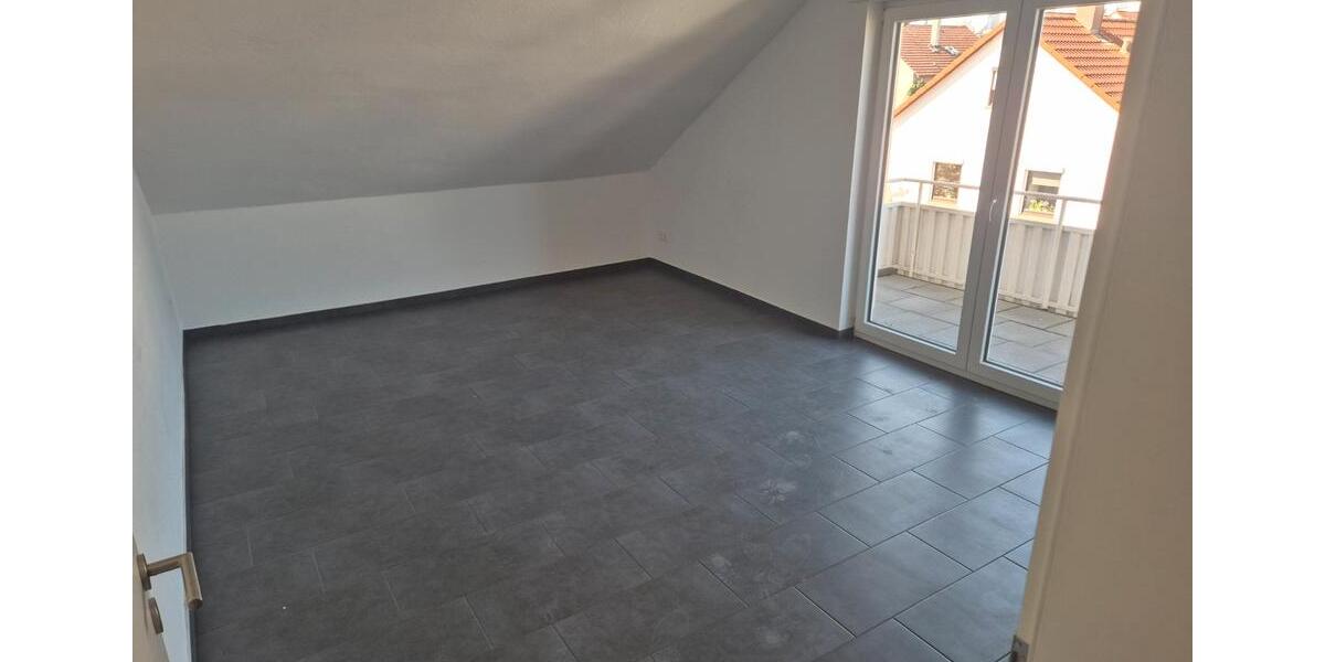 Dachgeschoßwohnung Leonberg - 3 Zimmer, 82 m&sup2;, 1.050&euro; | Angebot:26083451