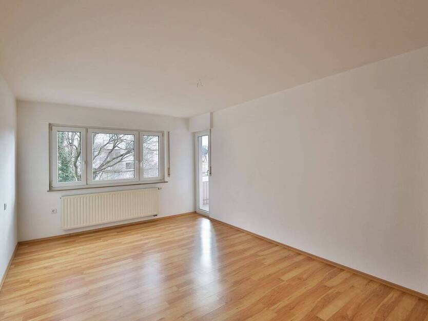 Gut geschnittene, helle 4-Zimmer-Wohnung mit großem Balkon