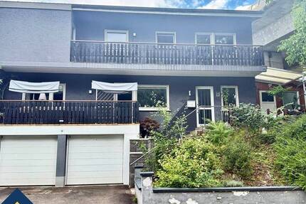 Freistehendes Zweifamilienhaus mit Terrasse, Loggien, zwei Garagen und guter Verkehrsanbindung