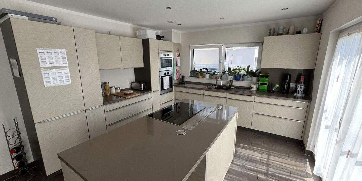 Freistehendes Einfamilienhaus mit Wellnessbereich, Einliegerwohnung und Doppelgarage in Kornwestheim 8 zimmer