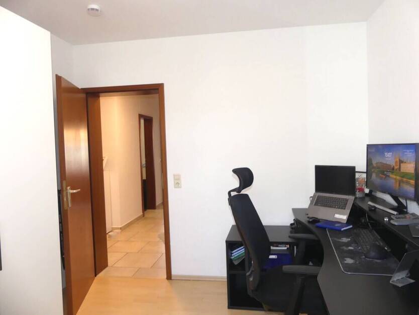 Schicke 3 Zimmer Wohnung mit einem sonnigen Balkon und PKW Stellplatz. Frei ab 01.11.2025