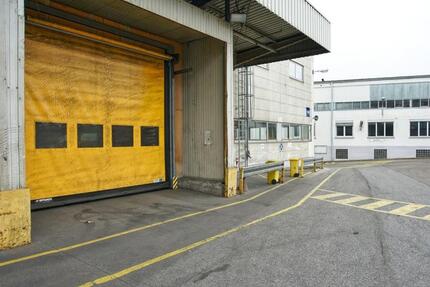 Autarke Lagerhalle mit Büroanteil und ebenerdigen Rolltor zimmer