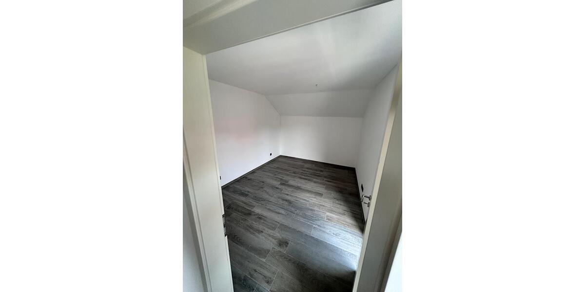 Dachgeschoßwohnung Fellbach - 4 Zimmer, 100 m&sup2;, 1.200&euro; | Angebot:26618472
