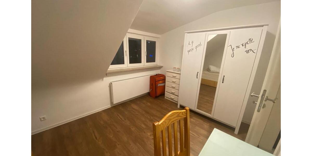 Dachgeschoßwohnung Stuttgart Luginsland - 14 Zimmer, 68 m&sup2;, 400&euro; | Angebot:26396759