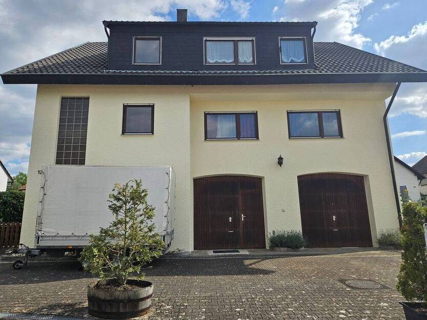 ++Haus mit 2 Wohnungen, Balkon, Küche und große Doppelgarage
