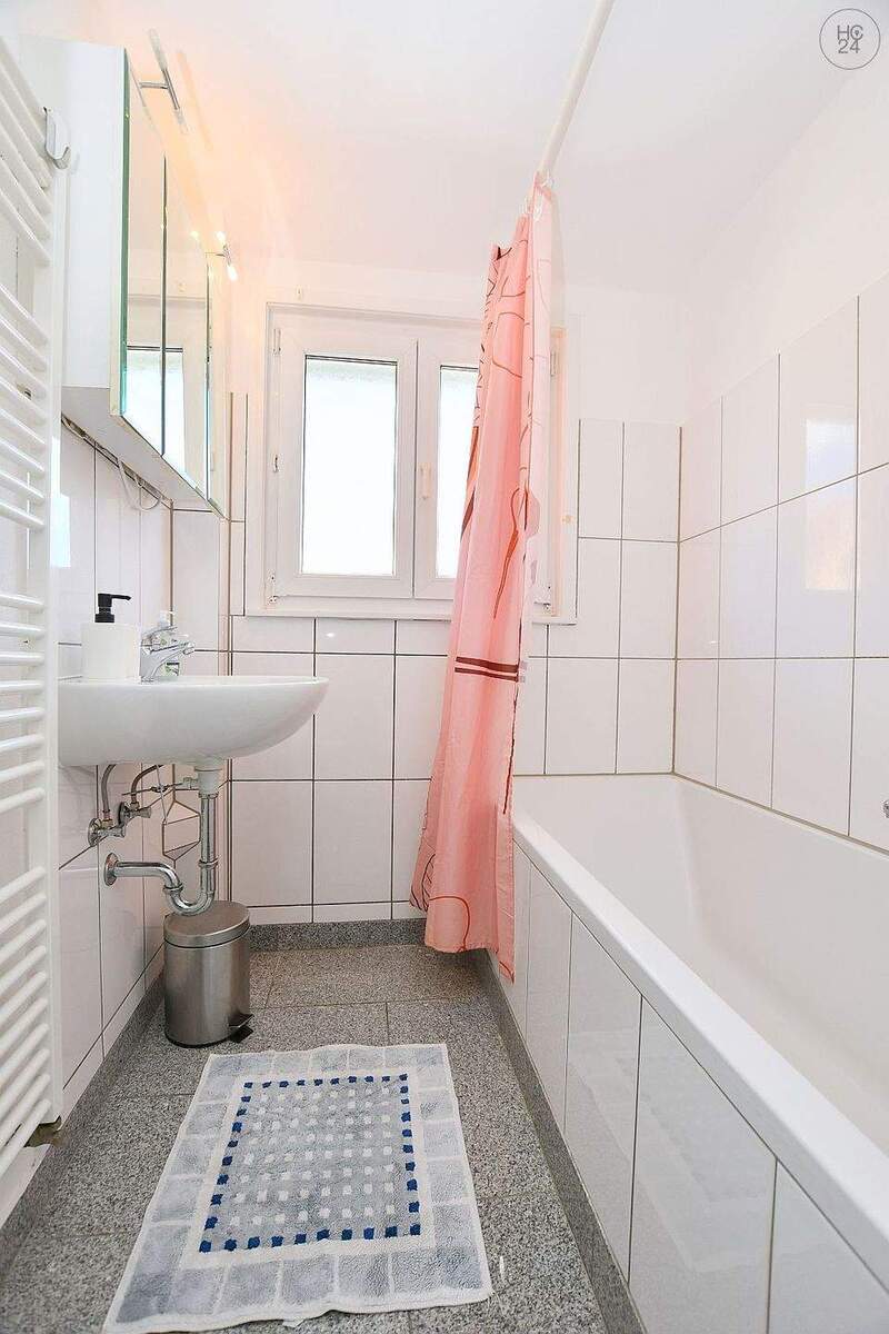 Voll möblierte Wohnung mit Stellplatz in Stuttgart Zuffenhausen nähe Porsche 2 zimmer