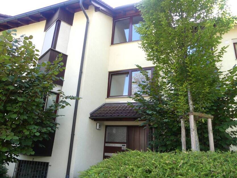 Schicke 3 Zimmer Wohnung mit einem sonnigen Balkon und PKW Stellplatz. Frei ab 01.11.2025