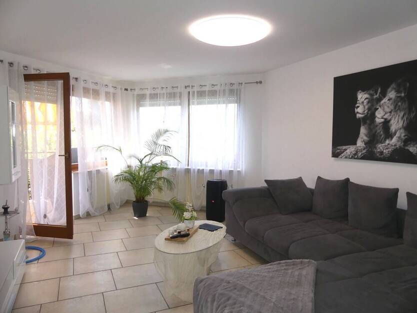 Schicke 3 Zimmer Wohnung mit einem sonnigen Balkon und PKW Stellplatz. Frei ab 01.11.2025