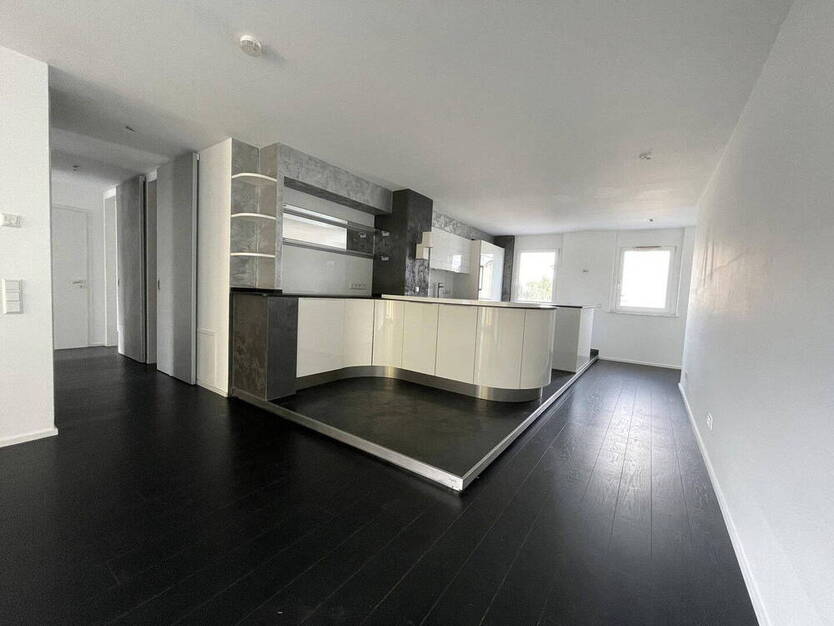 4 Zimmer NeubauWohnung mit Südbalkon, Tiefgarage, Einbauküche und Jacuzzi