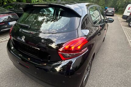 Peugeot 208 117.000 km 7.490 &euro; Stuttgart 70378