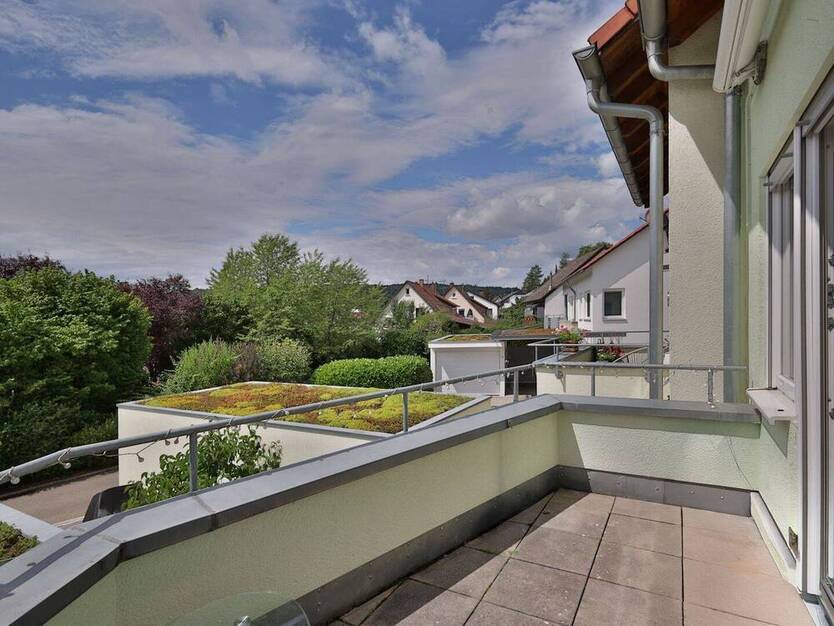 Ihr neuer Lebensmittelpunkt: Reihenmittelhaus mit Terrasse, Balkon und Garage