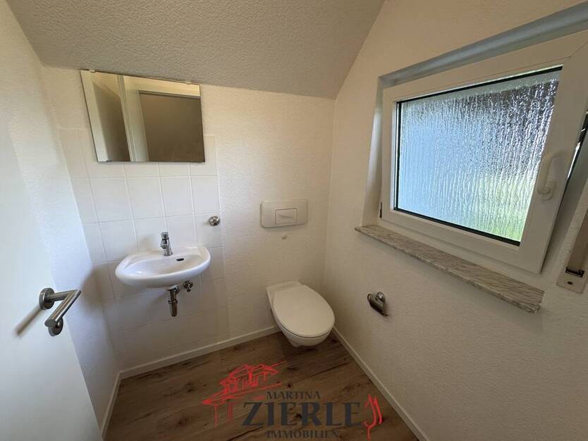 Gelegenheit, ab 01.10 frei! Schöne helle DG-Wohnung mit Balkon, Einbauküche und TG-Stellplatz!