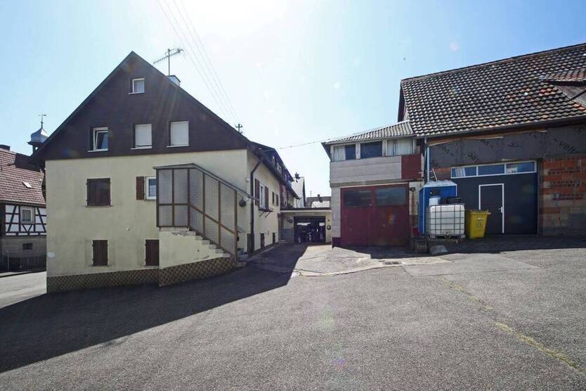Wohn- und Geschäftshaus mit 3 Garagen