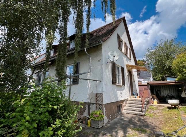 freistehendes Einfamilienhaus mit Garage und Garten in guter Lage
