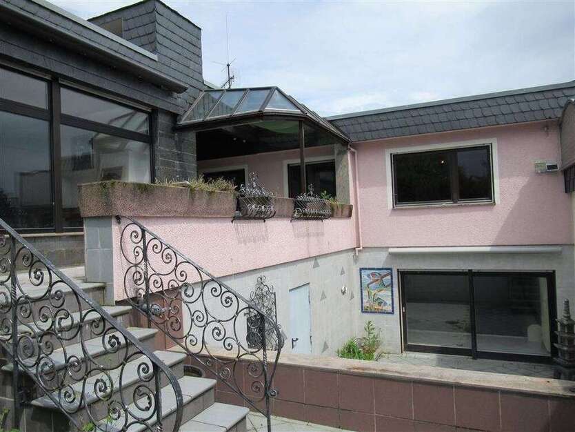 Haus zum Kaufen in Stuttgart 1.200.000 € 284 m²