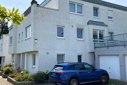 Gepflegte Doppelhaushälfte in Hanglage mit Einliegerbereich, Garten und zwei Garagen 5 zimmer