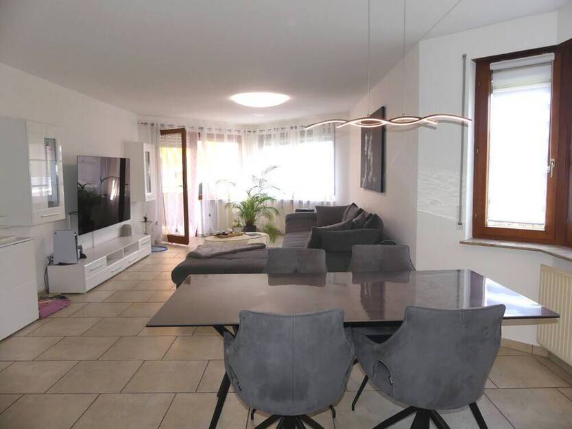 Schicke 3 Zimmer Wohnung mit einem sonnigen Balkon und PKW Stellplatz. Frei ab 01.11.2025
