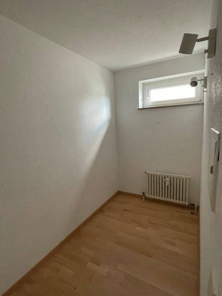 Bezugsfreie 4,5-Zi.-Wohnung mit Terrasse & Tiefgarage - im Grünen