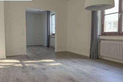 Haus zum Kaufen in Stuttgart 960.000 € 210 m² 7.5 zimmer