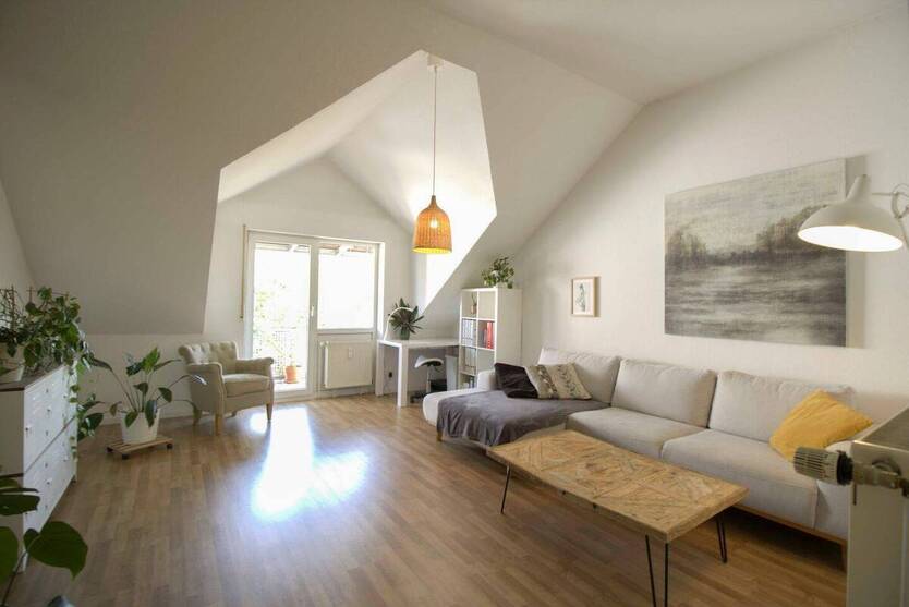 Stilvolle 2,5-Zimmer-Wohnung mit zwei Balkonen und luftiger Raumhöhe in Esslingen am Neckar-Zell 2 zimmer