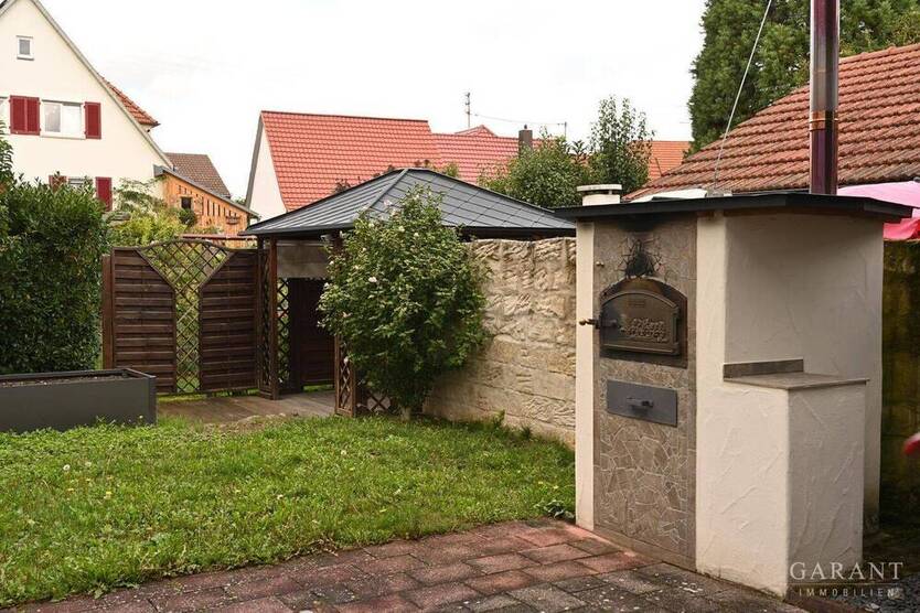 Moderne Doppelhaushälfte mit Garten in der Stadtmitte