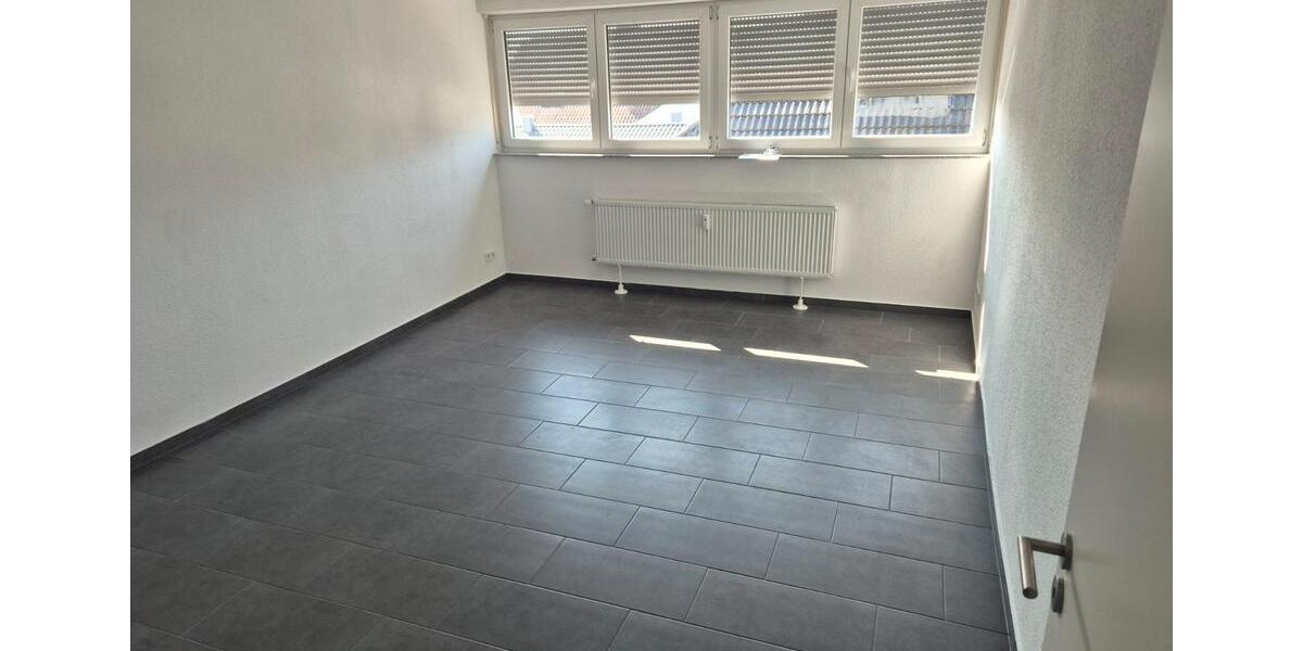 Dachgeschoßwohnung Leonberg - 3 Zimmer, 82 m&sup2;, 1.050&euro; | Angebot:26083451