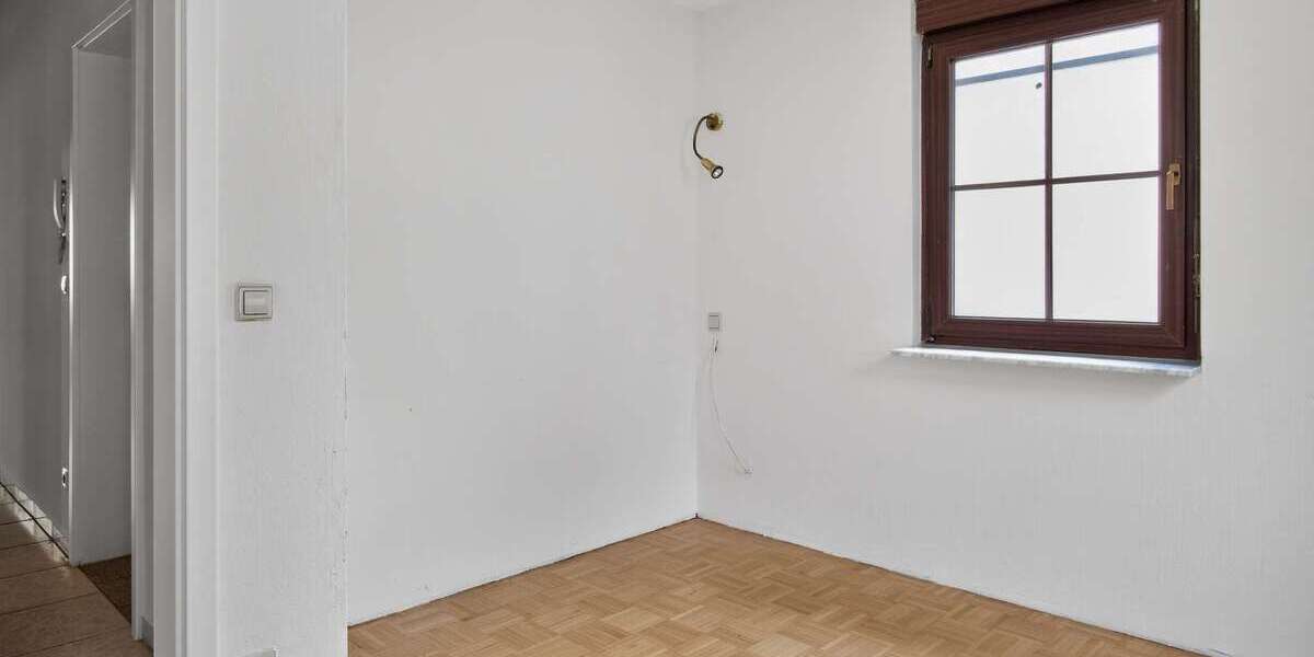 Gepflegtes 3-Familienhaus in begehrter Wohnlage mit vielseitigen Nutzungsmöglichkeiten - Mehrfamilienhaus, Wohnhaus Stuttgart Zuffenhausen | Angebot:27083597