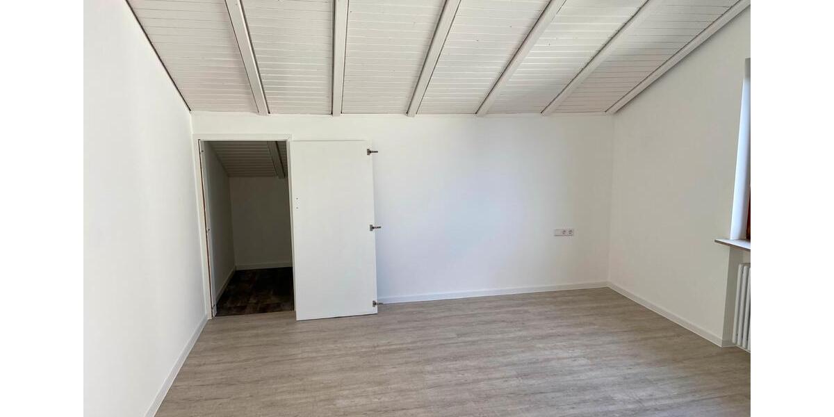 Dachgeschoßwohnung Ludwigsburg Hoheneck - 2.5 Zimmer, 74 m&sup2;, 1.390&euro; | Angebot:23753037