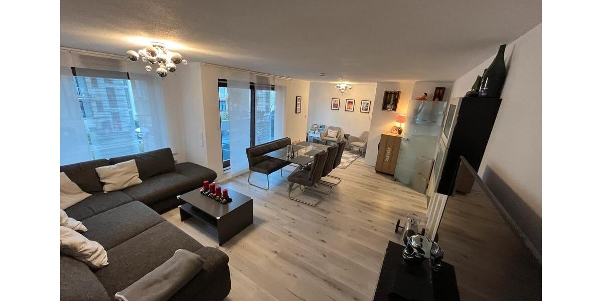 Großzügige 4,5-Zimmer Wohnung mit 4 Balkonen in Weilimdorf 4.5 zimmer