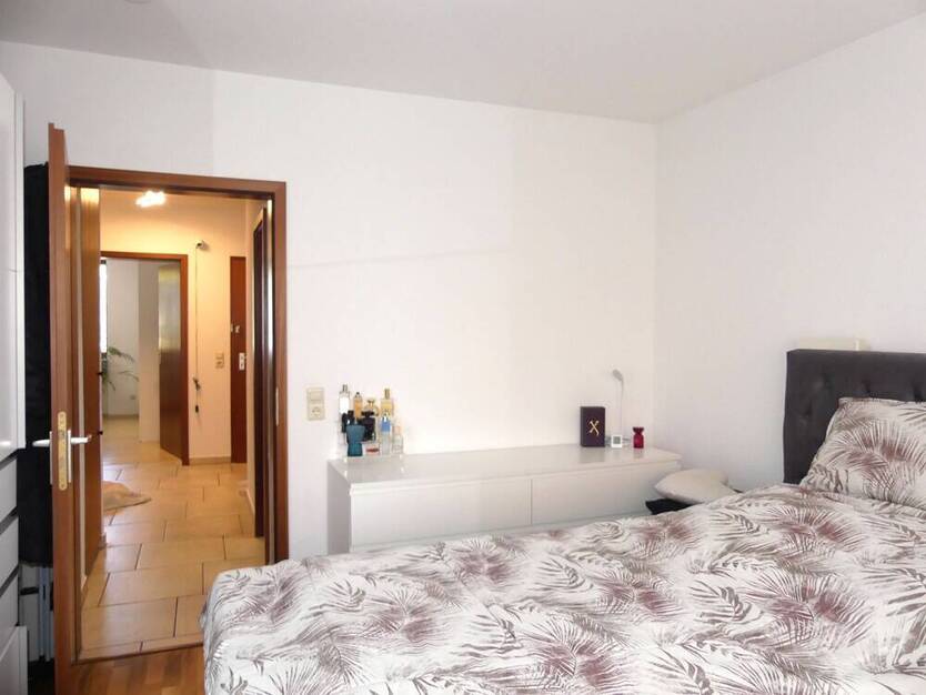 Schicke 3 Zimmer Wohnung mit einem sonnigen Balkon und PKW Stellplatz. Frei ab 01.11.2025