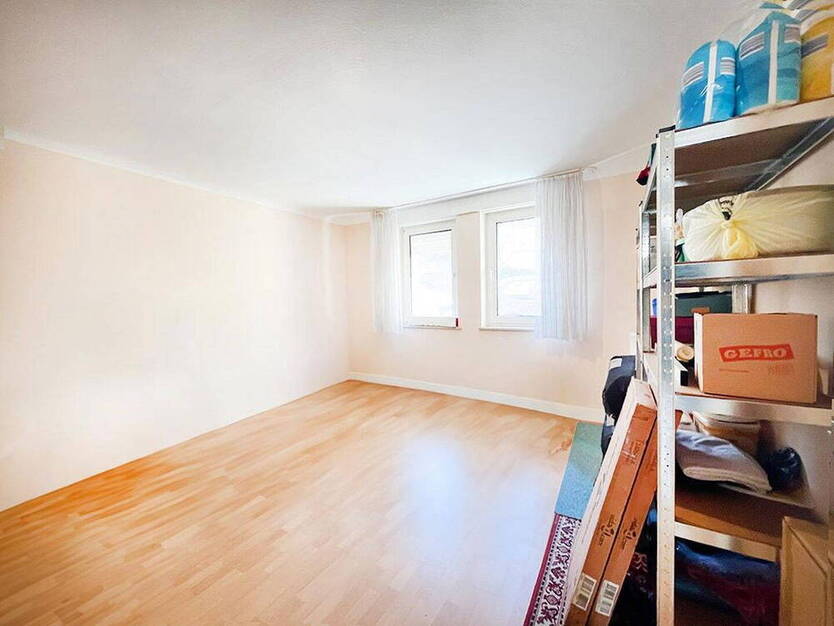 Aussichtsreiche Perspektiven - MFH mit 4 freien Wohneinheiten plus ausbaufähiges DG